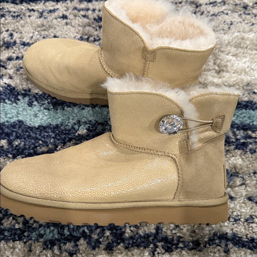 UGG Classic Beige Boots with Shearling - Picture 2 of 4